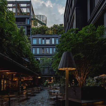 The Click Clack Hotel Медельин Экстерьер фото The courtyard of the hotel