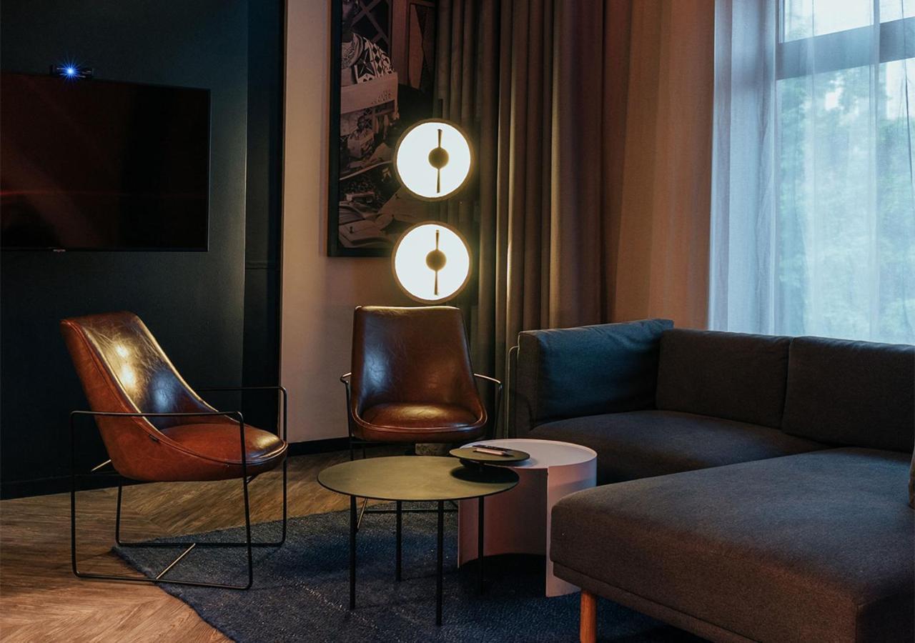 The Click Clack Hotel Медельин Экстерьер фото A floor lamp