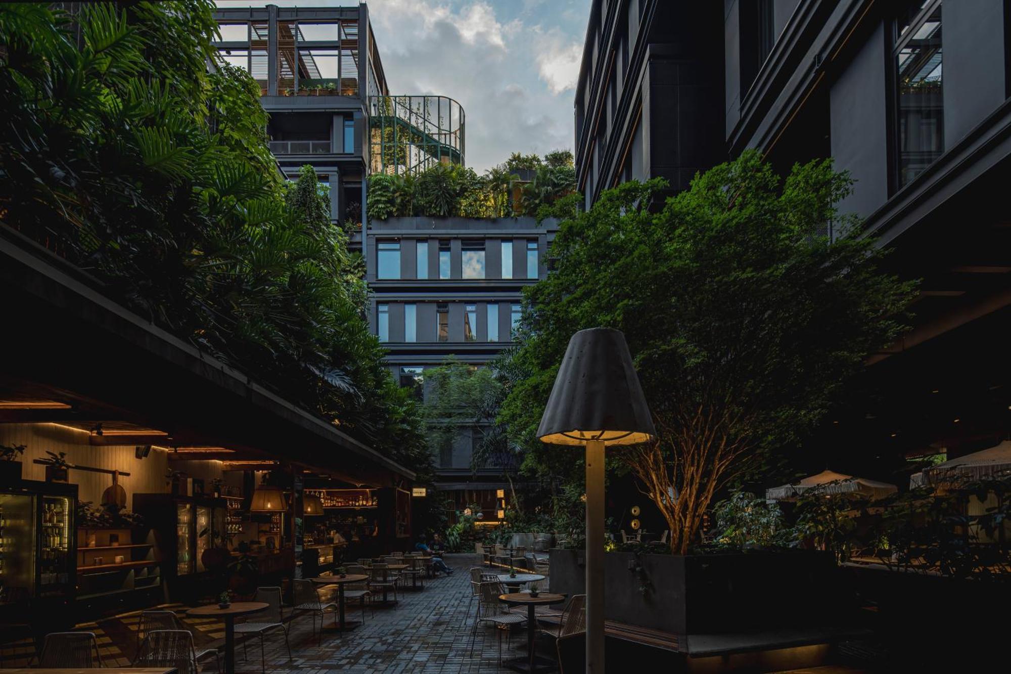 The Click Clack Hotel Медельин Экстерьер фото The courtyard of the hotel