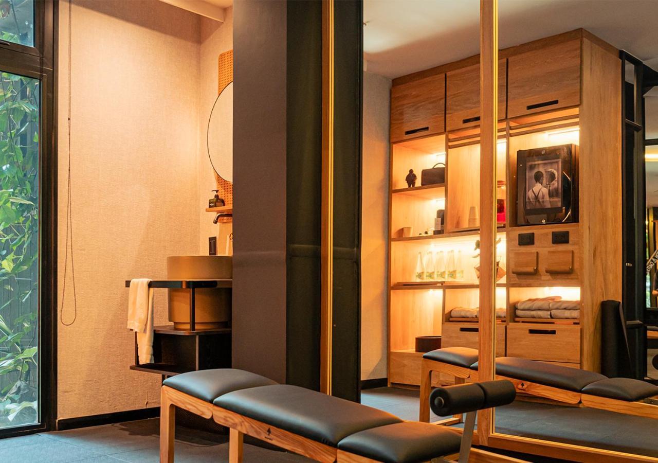 The Click Clack Hotel Медельин Экстерьер фото A treatment room at a chiropractor's office
